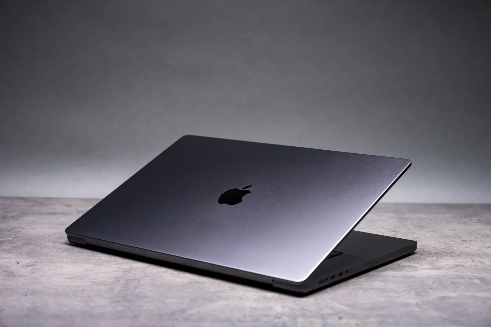 Нынешний MacBook Pro 16 дюймов с приоткрытой крышкой