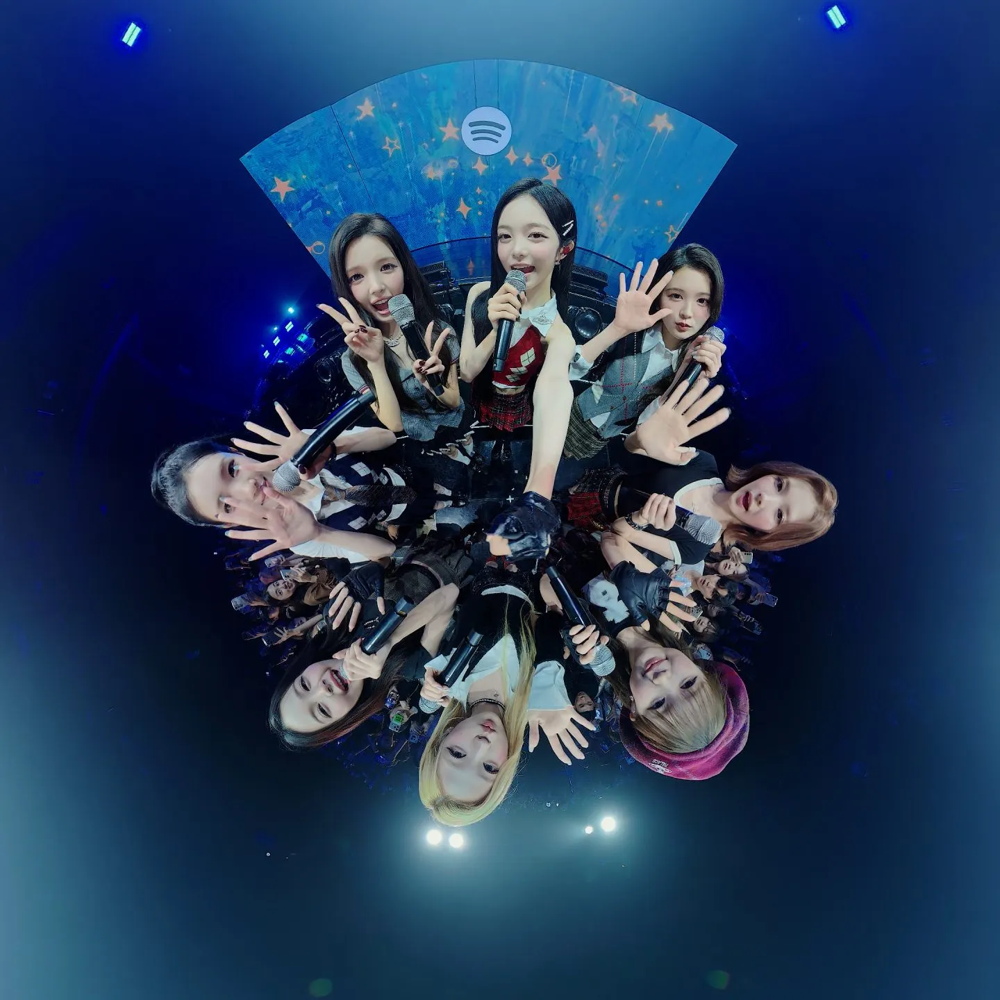 Участницы Hearts2Hearts на сцене Spotify CLOSER