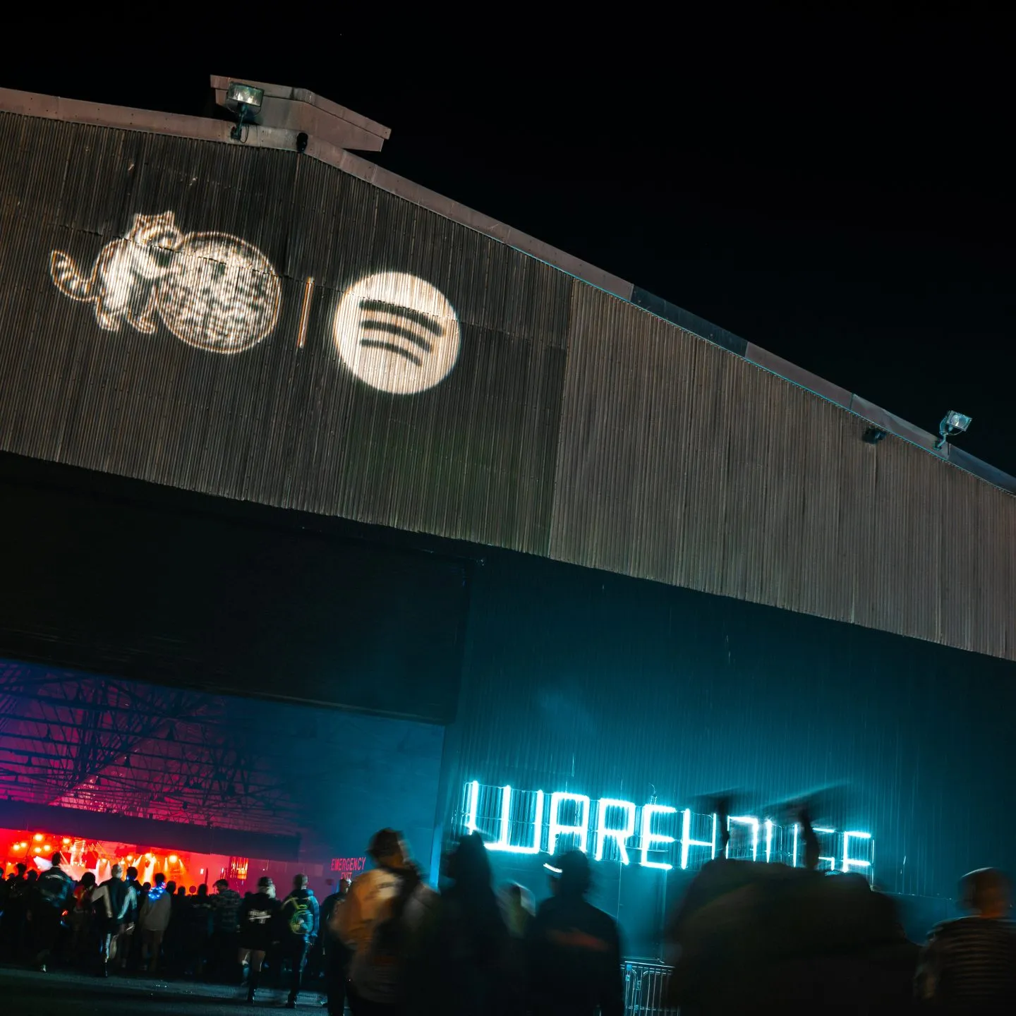Ангар Warehouse на Pier 80 с проекцией логотипов Portola и Spotify