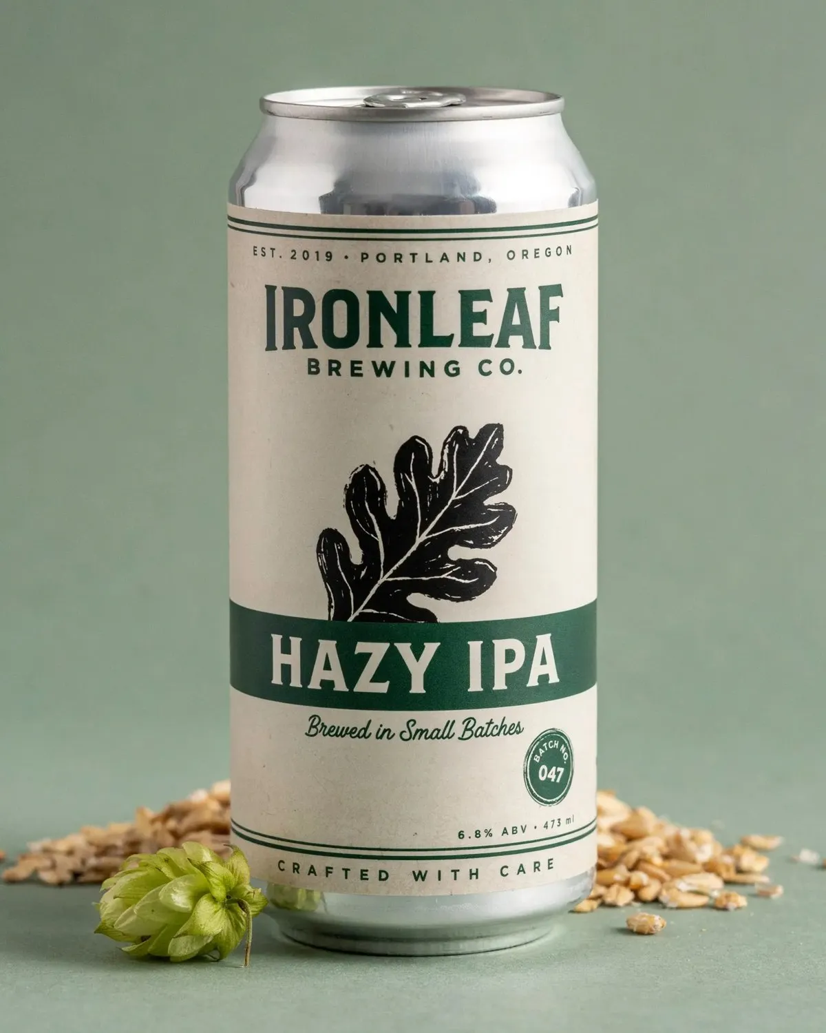 Банка пива с логотипом Ironleaf Brewing Co., пример Ideogram 4.0