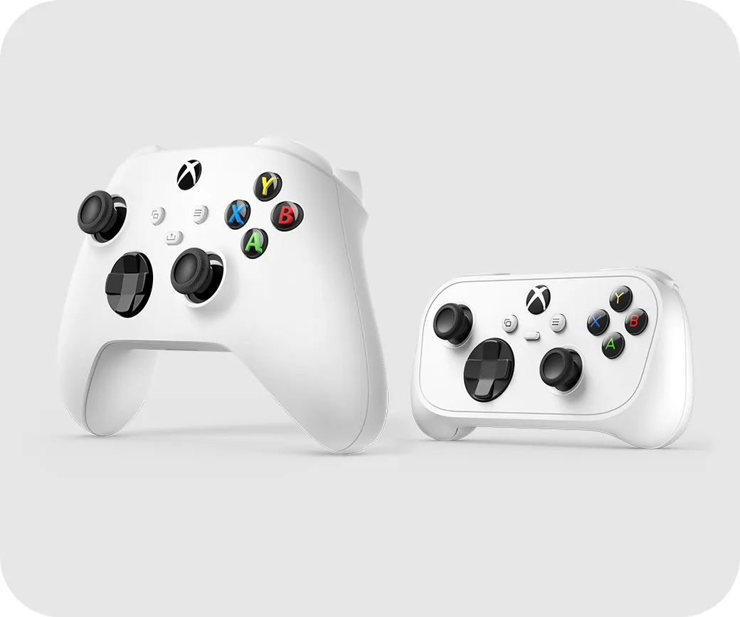 Xbox Nano рядом с обычным беспроводным геймпадом Xbox