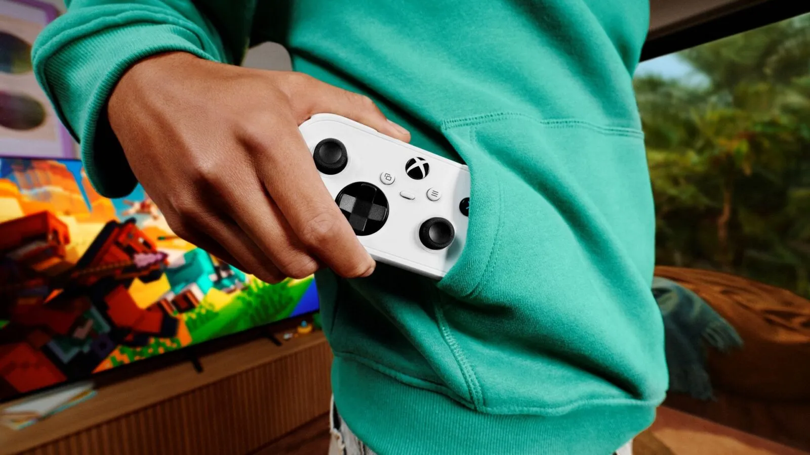 Xbox Nano Controller помещается в карман толстовки