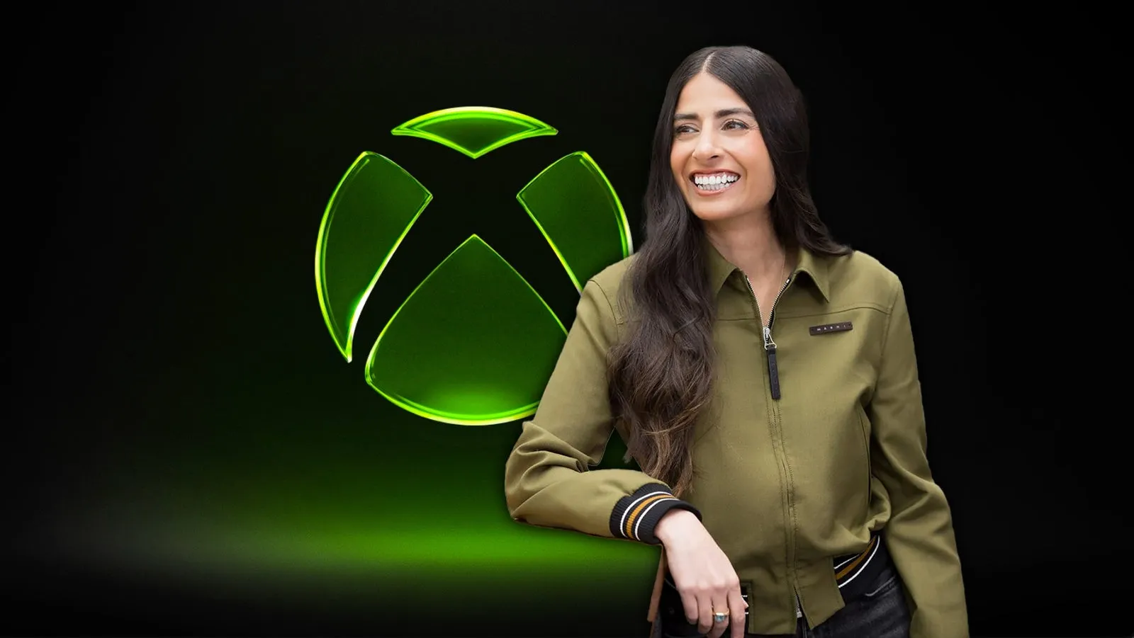 Глава Xbox Аша Шарма на фоне логотипа Xbox